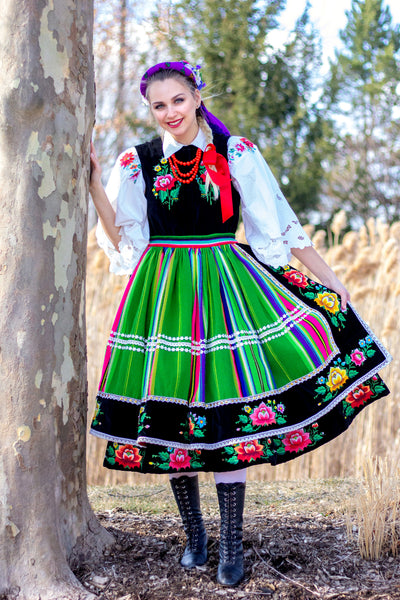 Łowicz Brunette Folk Dancer